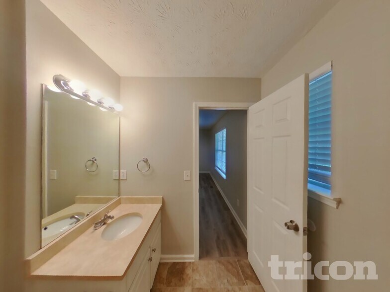 Building Photo - 365 Anna Ave