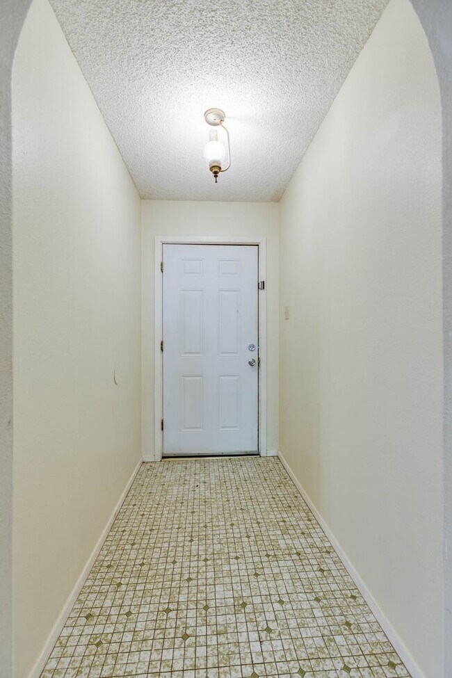 Building Photo - PAY NO SECURITY DEPOSIT! Spacious 3-bedroo...