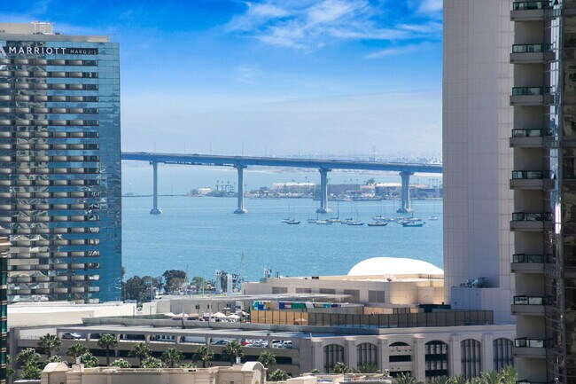 Building Photo - "Stylish 1-Bedroom Condo with Stunning Views in Vibrant San Diego!"