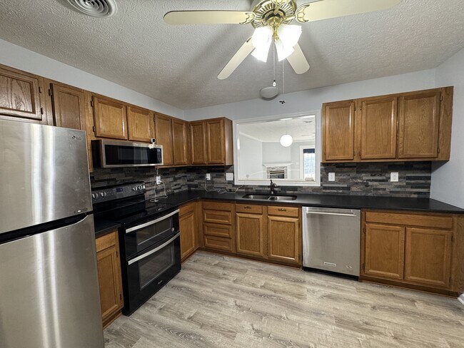 Building Photo - 103 Pinewood Dr