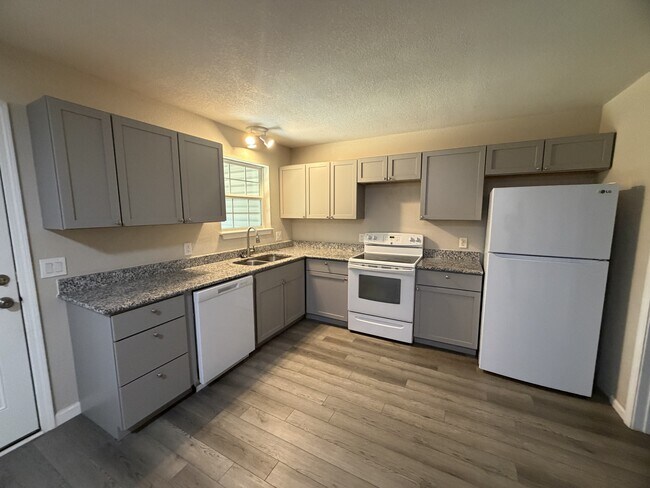 Building Photo - 122 Hampton Dr