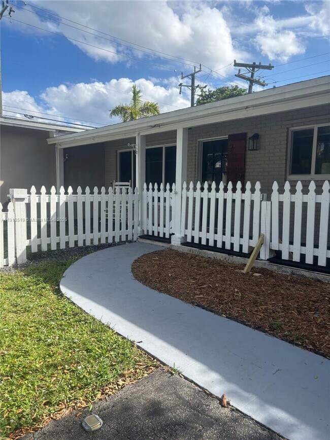 Building Photo - 2002 NE 43rd St