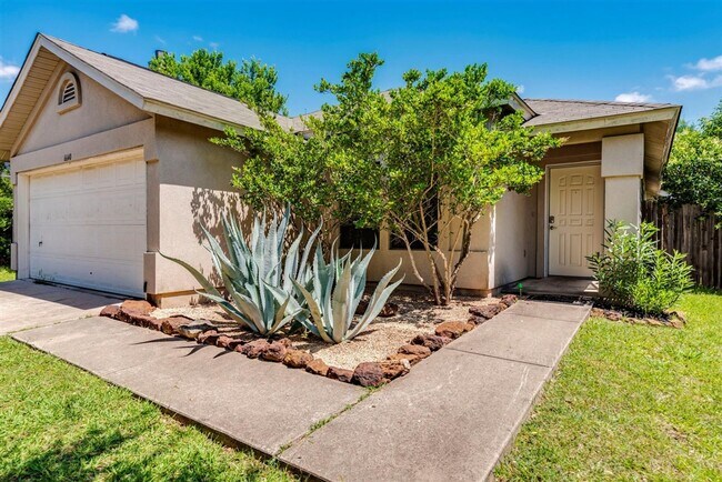 Building Photo - Beautiful Home in Southeast Austin – Pool ...