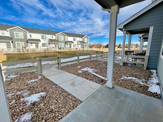 Building Photo - Beautiful 2 Bed 2.5 Bath Townhome in Ault!