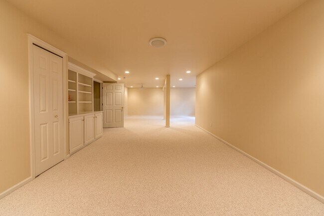 Building Photo - Fully Furnished Executive Condo