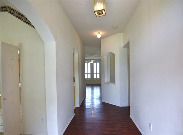Building Photo - 9700 Summer Dr