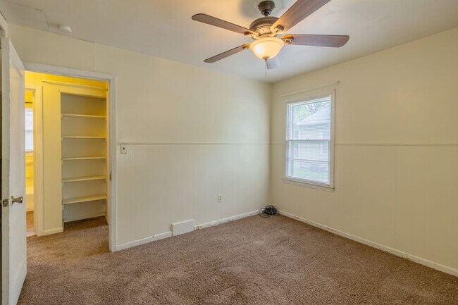 Building Photo - Cozy House With Great Yard Space!