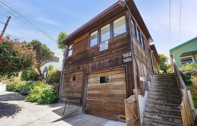 Building Photo - Tranquil & Spacious 2 BR/Den/ 1 BA Condo in the Central Richmond District