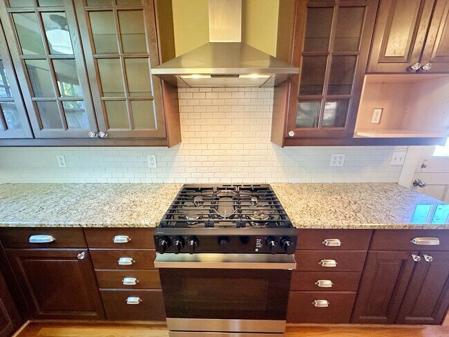 Building Photo - Stunning 3 Bedroom with Fully Fenced Yard ...