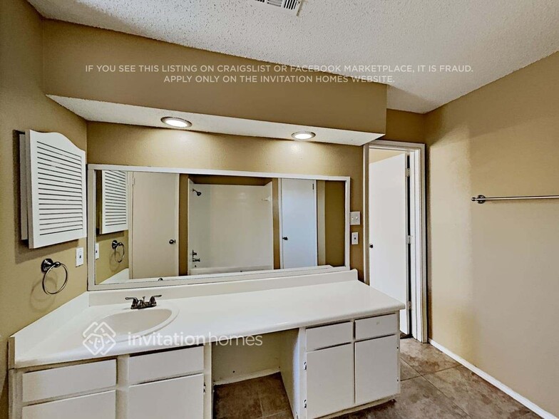 Building Photo - 4640 Wineberry Dr
