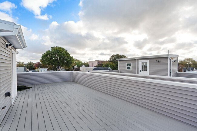 Building Photo - 277 Pearsall Ave