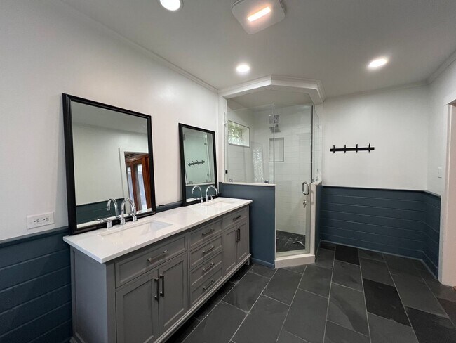 Building Photo - Beautiful Home on Esplanade across from Go...