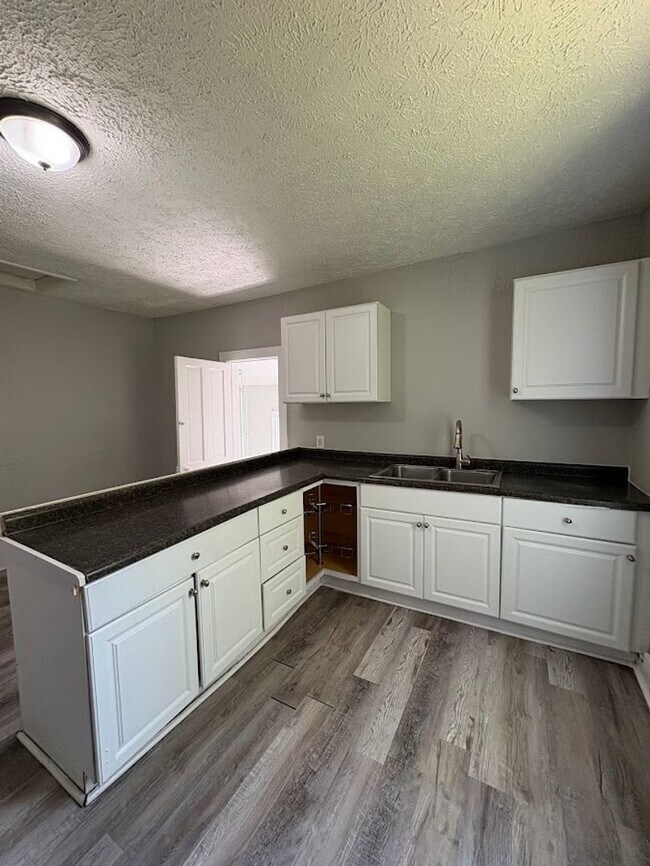 Building Photo - 656 Kling St