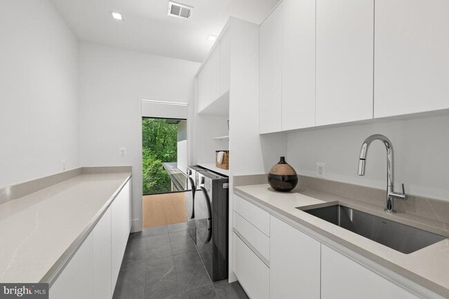 Building Photo - 6018 Woodland Terrace