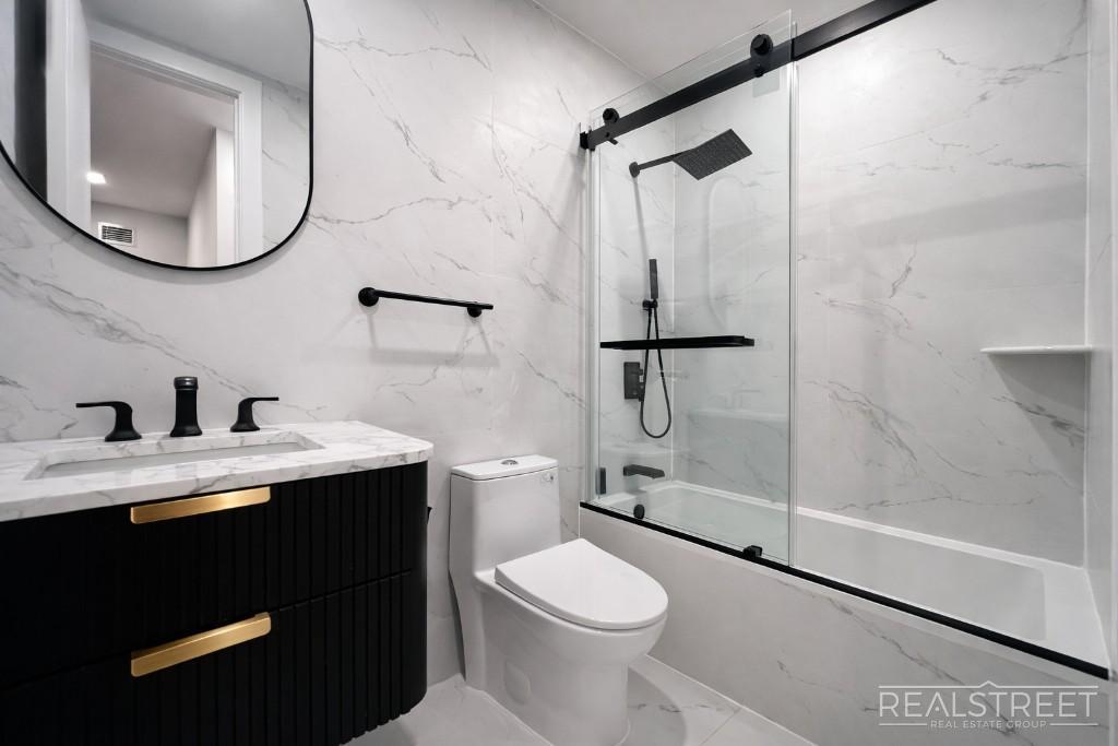 Building Photo - 3BR/2.5BA Duplex with In-Unit Washer/Dryer