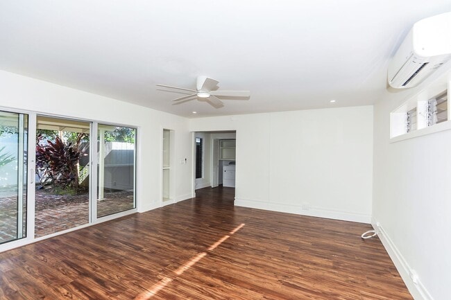 Building Photo - Kahala Avenue Beachside -  1 minute walk to beach  Recently remodeled w/fenced yard. 1 bdrm, 1 ba...