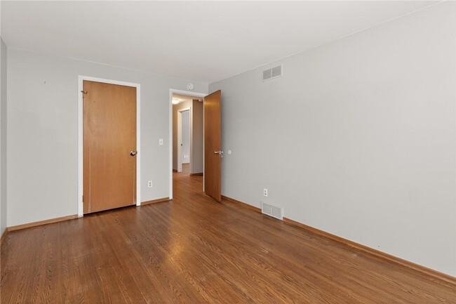 Building Photo - 14 Kingswood Dr