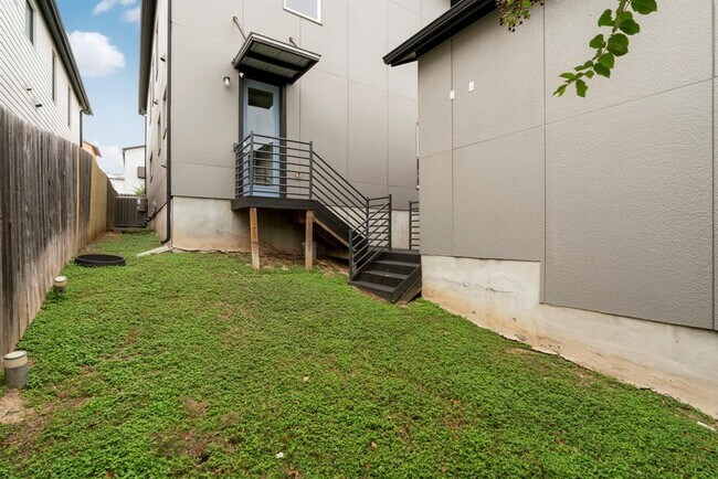 Building Photo - 6008 Florencia Ln