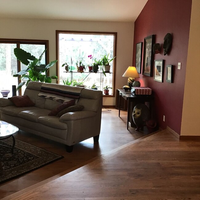 Building Photo - SEASONAL FURNISHED SHORT TERM RENTAL Offering Great Vibe! ALL UTILITIES PAID BY THE SELLER...