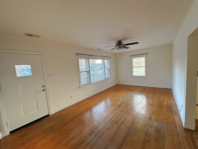 Building Photo - Rancher with Large Back Yard!