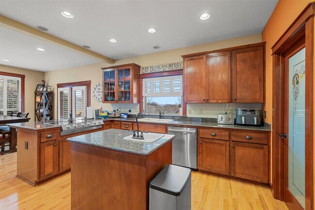 Building Photo - 69 Greenmoor Dr