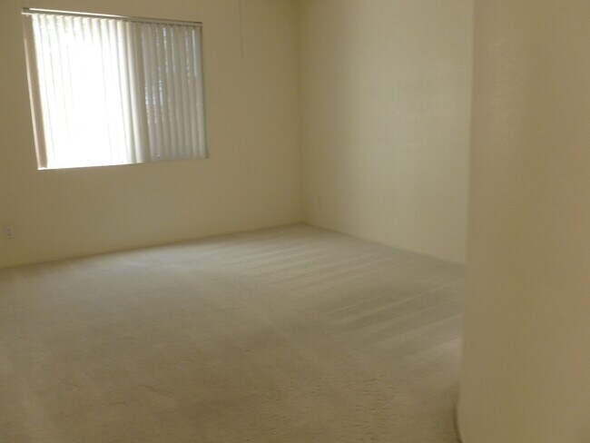 Building Photo - 5042 Vista Loma Way