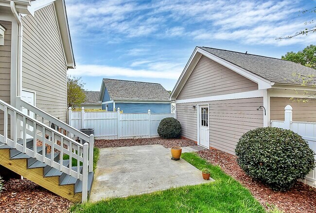 Building Photo - 6705 E Douglas Park Dr