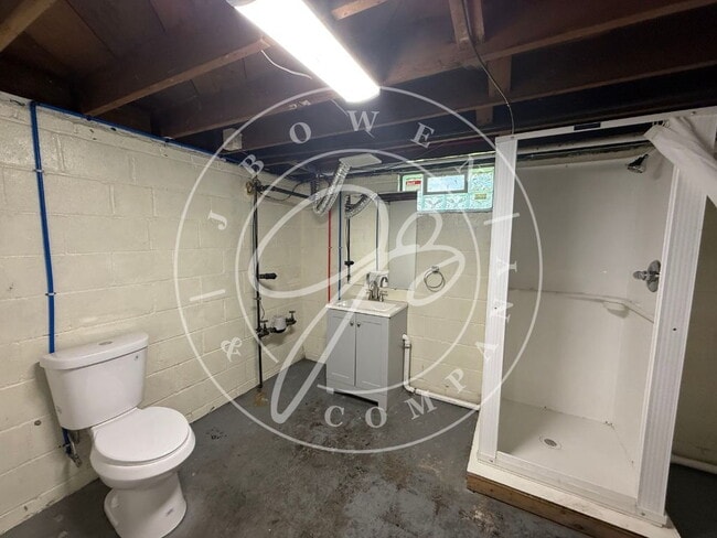 Building Photo - Close to University of Toledo 4 bedroom 2 bathroom home.