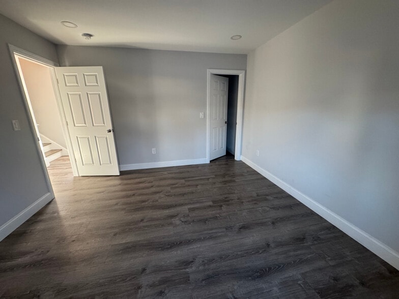 Building Photo - 10 Bouton St