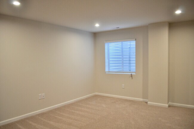 Building Photo - Beaver Creek Commons 3 Bed | 3.5 Bath Town...