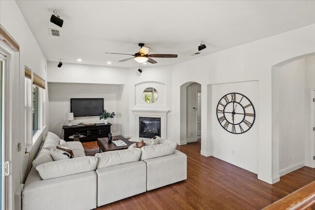 Building Photo - Elegant & Spacious 4 Bedroom Home Near Fol...