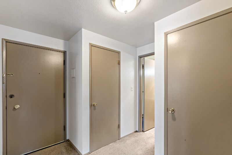 Building Photo - 12520 Roosevelt Way NE