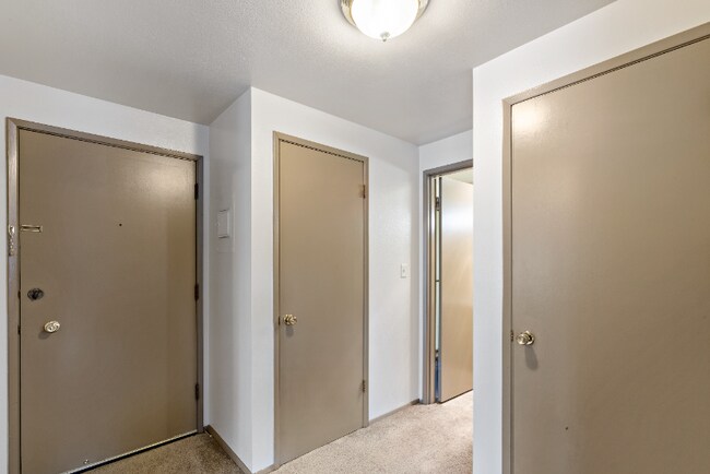 Building Photo - 12520 Roosevelt Way NE