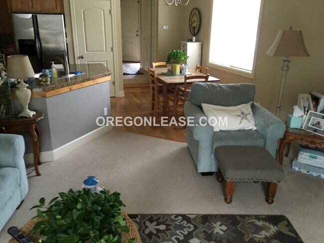 Building Photo - 3 bed 2.5 bath townhome in North Eugene