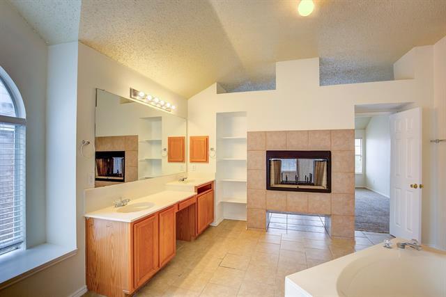 Building Photo - 4717 Woodhaven Ln