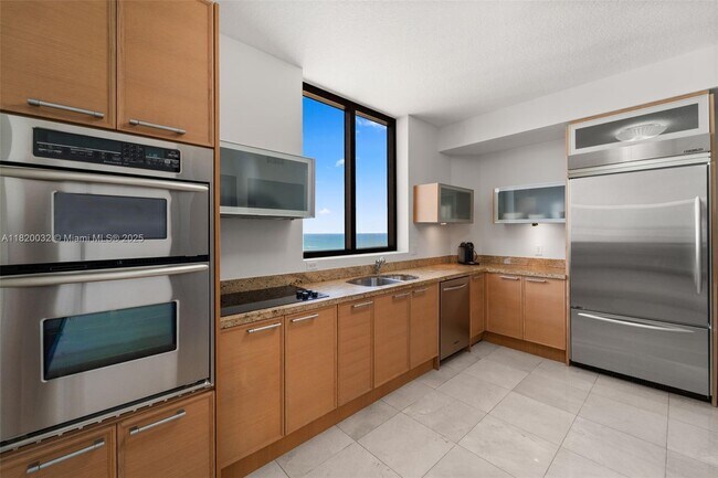 Building Photo - 16275 Collins Ave