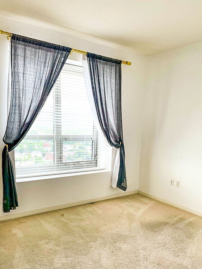 Building Photo - 21st Floor Corner Unit | Downtown Luxury Living w/ Balcony, Parking & Amenities