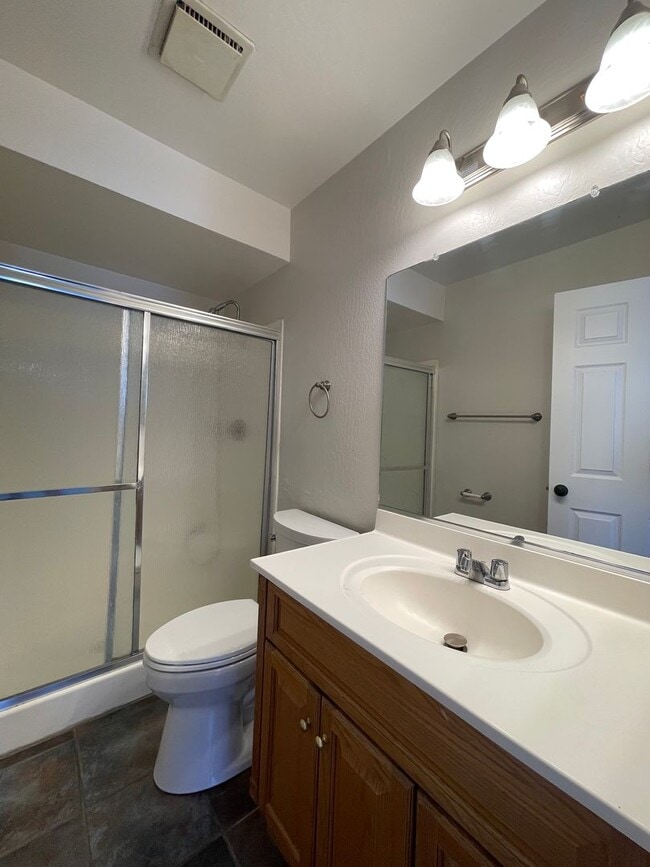 Building Photo - Beautiful Updated 3 Bedroom, 2 1/2 Bath Condo