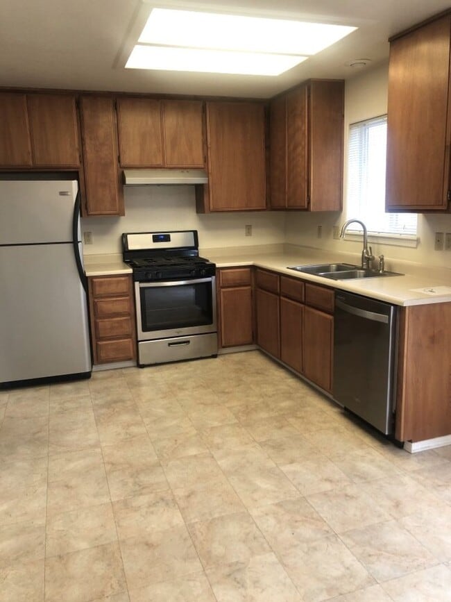 Building Photo - Charming 2 bedroom, 2 bath in Medford!