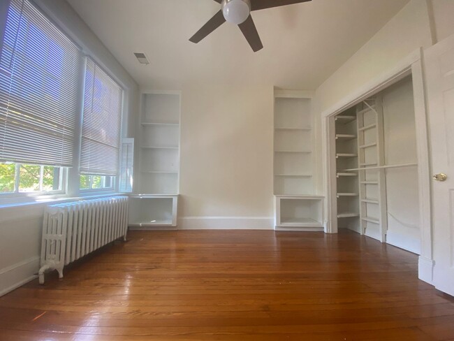 Building Photo - Renovated Georgetown Rowhouse Just Steps A...