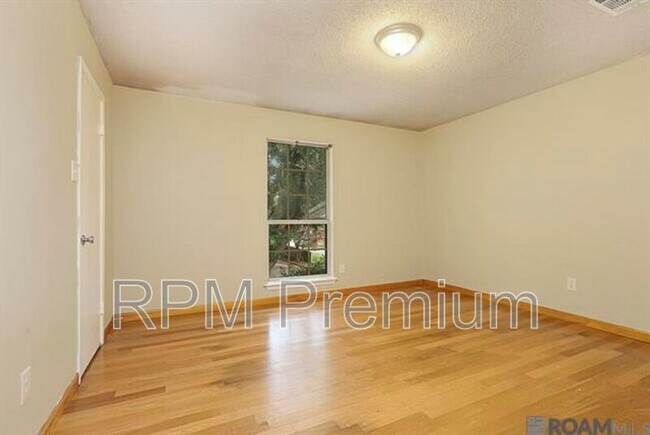 Building Photo - 4625 Parkoaks Dr