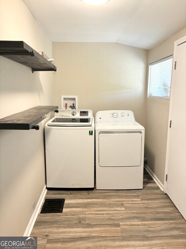 Building Photo - 1097 Fortress Ave SW