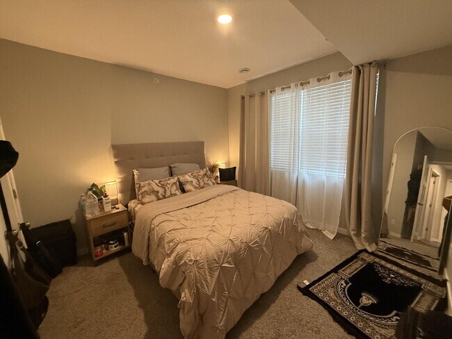 Building Photo - Prime Location Giant four-bed two-bath off Greenway in Longfellow!