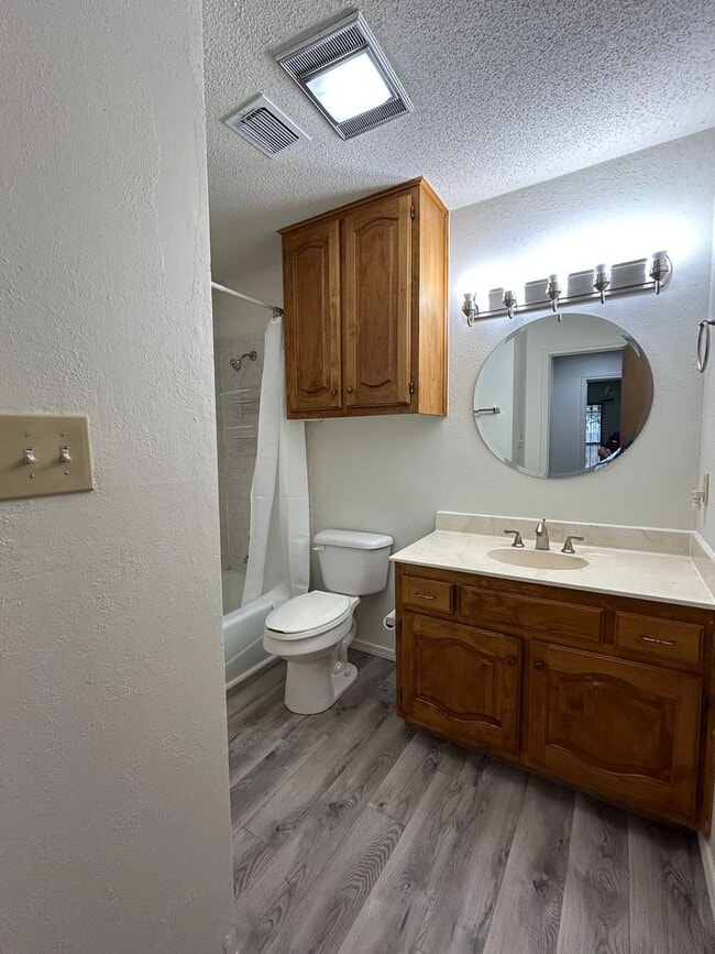 Building Photo - Beautiful Duplex in Esmond Estates