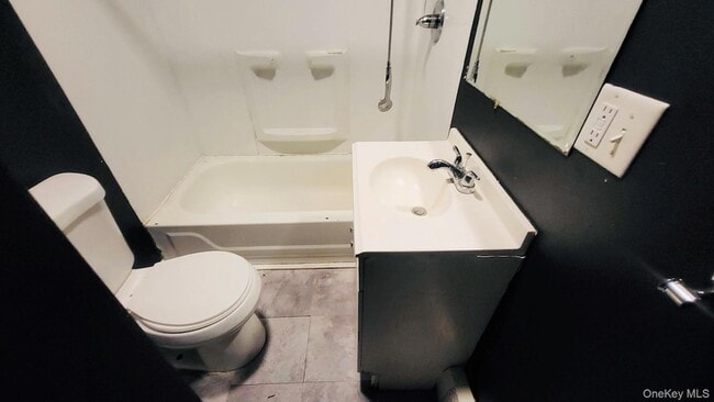 Building Photo - 122 Smith St