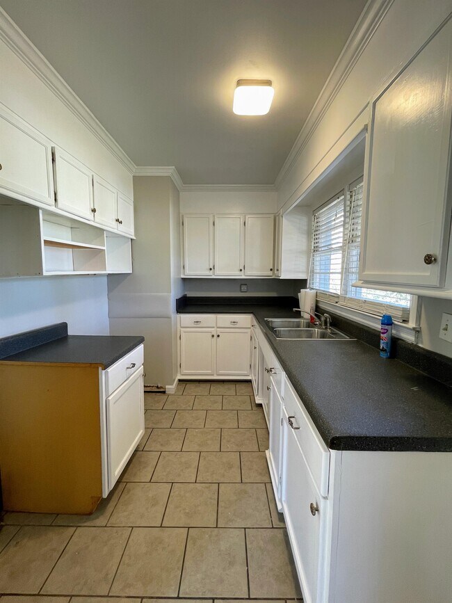 Building Photo - 1921 Stevens Ave NE