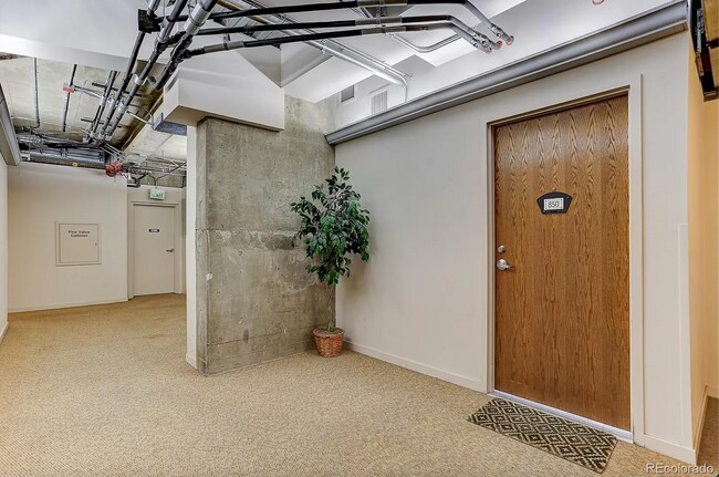 Building Photo - Beautiful and Spacious Loft-Style Condo 1 Bed/1.5 Bath Near Ballpark