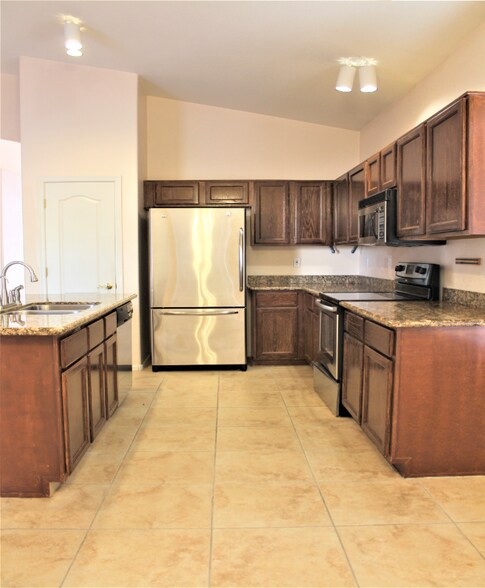 Building Photo - 5360 N Placita Los Arbustos