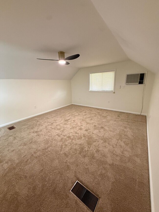 Building Photo - 631 Hampshire Rd