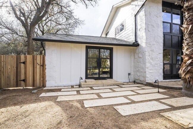 Building Photo - 2001 Wychwood Dr